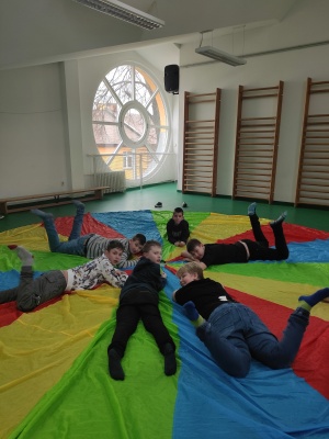 na padákové plachtě